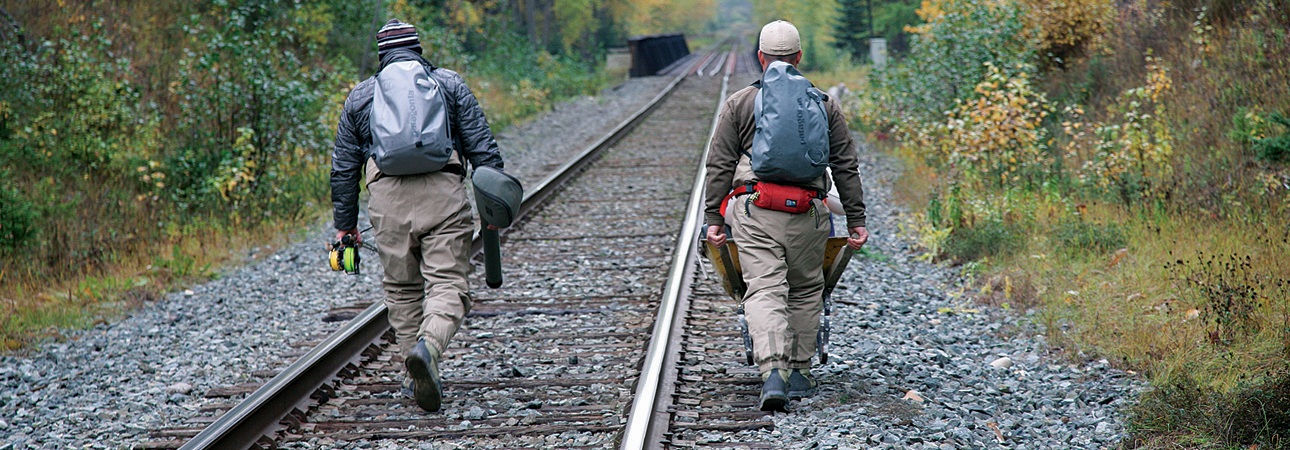 Fliegenfischen - auf dem Weg zum Spot mit wasserdichtem Rucksack Fliegenfischen - auf dem Weg zum Spot mit wasserdichtem Rucksack