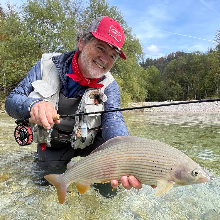 Rudi Heger mit steirischer Salza Äsche beim Euro Nymphing Rudi Heger mit steirischer Salza Äsche beim Euro Nymphing