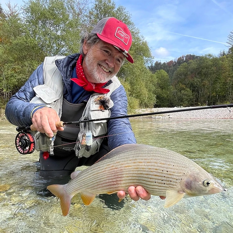 Rudi Heger mit steirischer Salza Äsche beim Euro Nymphing Rudi Heger mit steirischer Salza Äsche beim Euro Nymphing