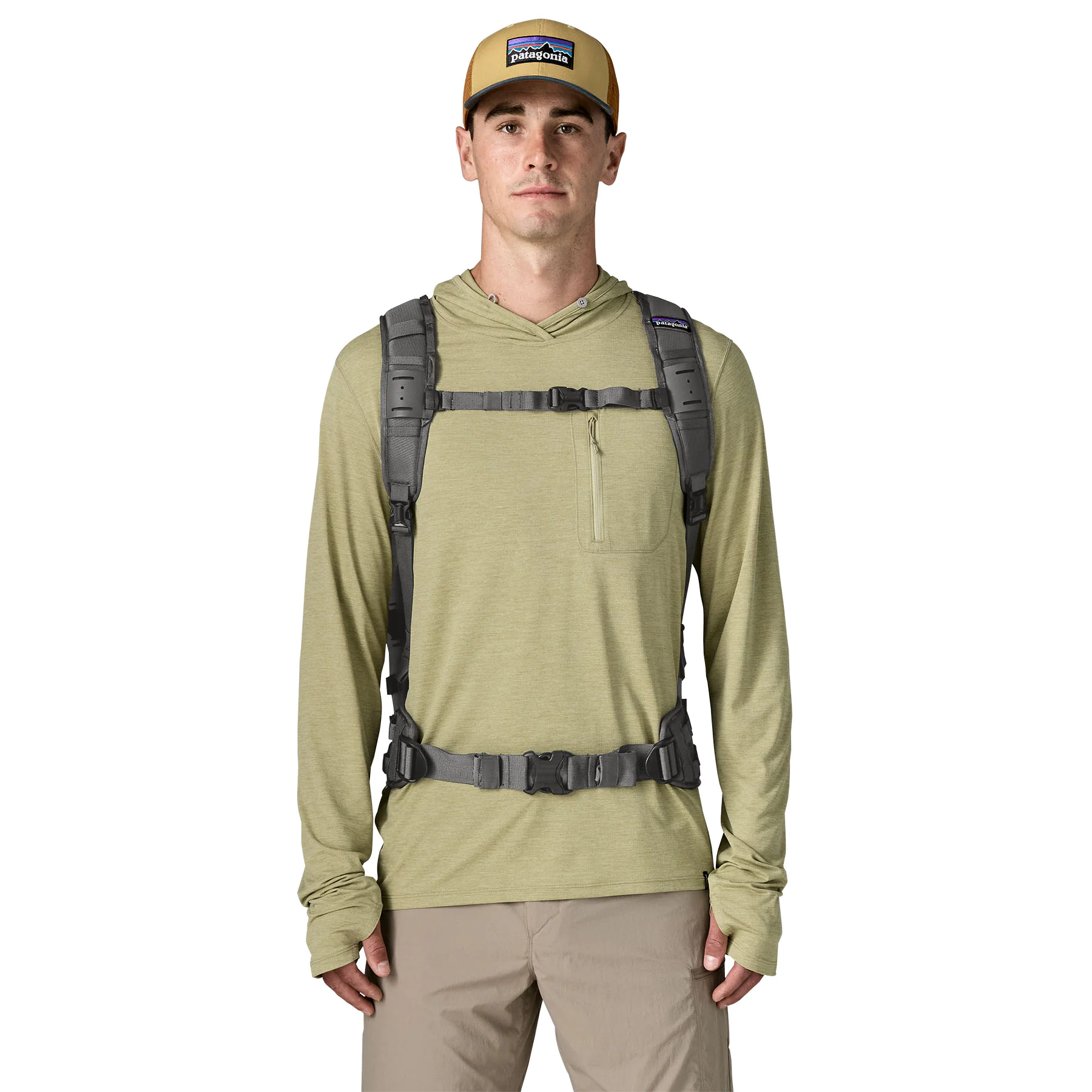 Rucksack zum Wandern, Brustgurt, Tragegurt, olive Hoodie, Mütze