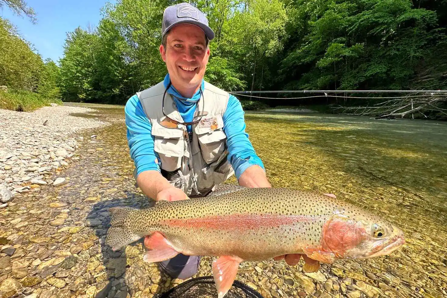 Ralf mit einer großen Regenbogenforelle beim Fliegenfischn in der Deutschen Traun "traditionell", Bayern - Rudi Heger Ralf mit einer großen Regenbogenforelle beim Fliegenfischn in der Deutschen Traun "traditionell", Bayern - Rudi Heger