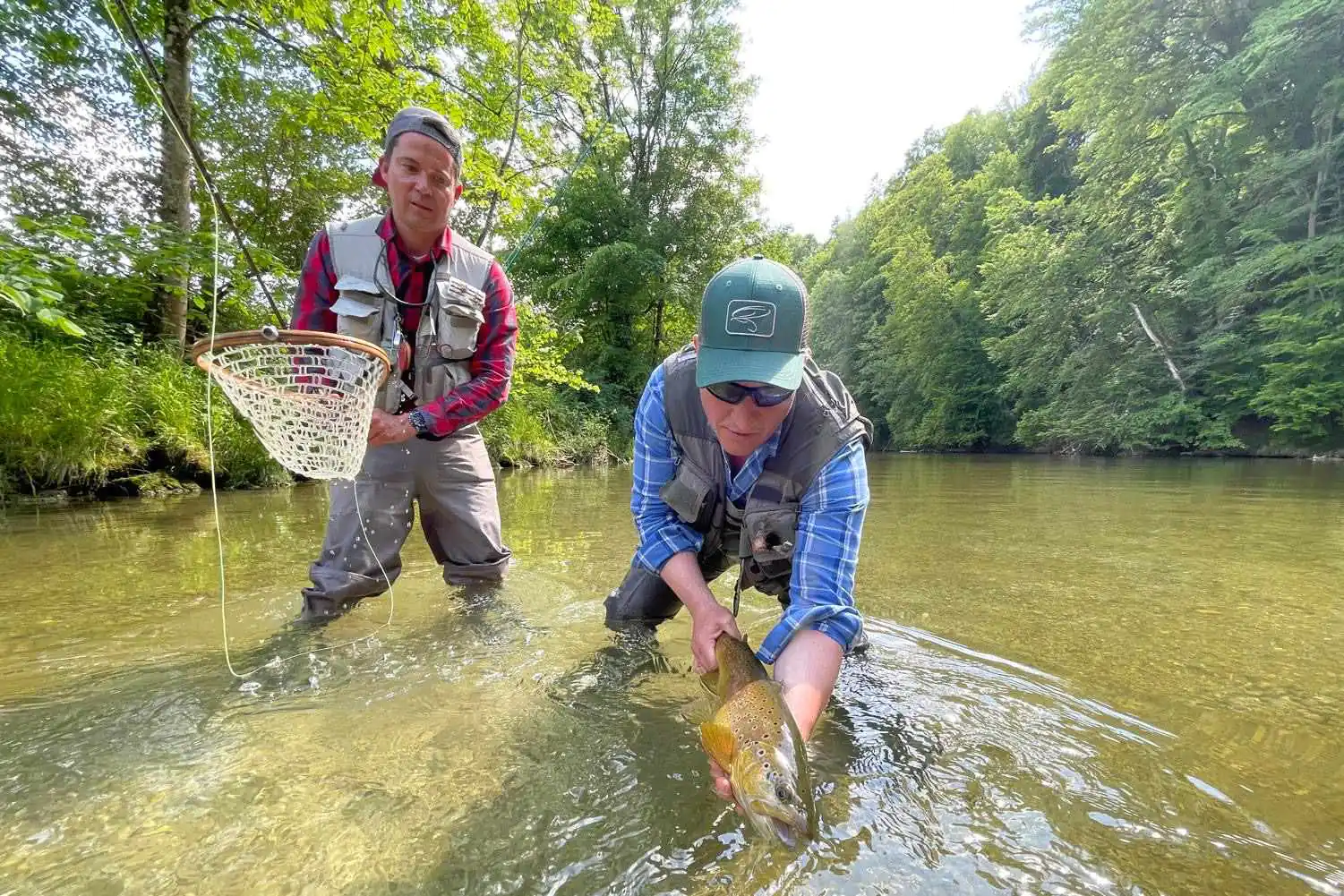 Fliegenfischen Guiding mit großer Bachforelle: Deutsche Traun, Bayern - Rudi Heger Fliegenfischen Guiding mit großer Bachforelle: Deutsche Traun, Bayern - Rudi Heger