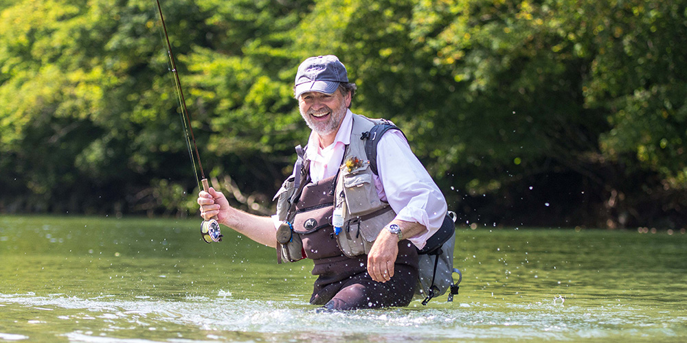 Rudi Heger beim Fliegenfischen an der bayerischen Traun Rudi Heger beim Fliegenfischen an der bayerischen Traun