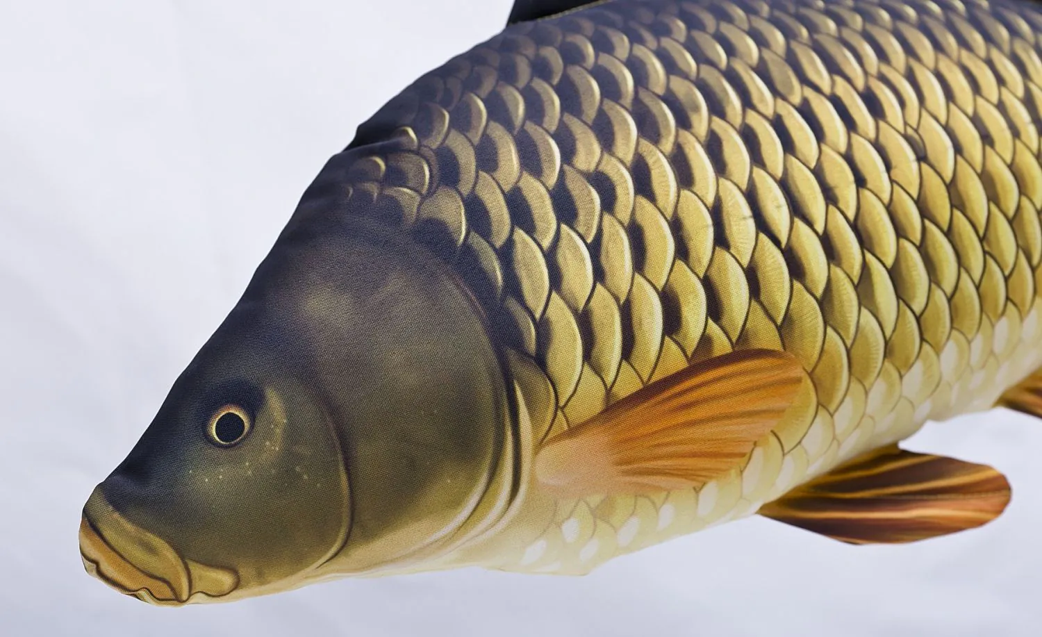 Fischkissen, Fischform, Goldene Schuppen, Textiloberfläche