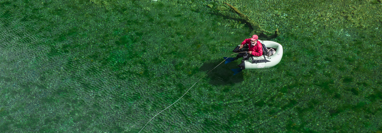 Beim Fliegenfischen mit dem Belly Boot am Förchensee