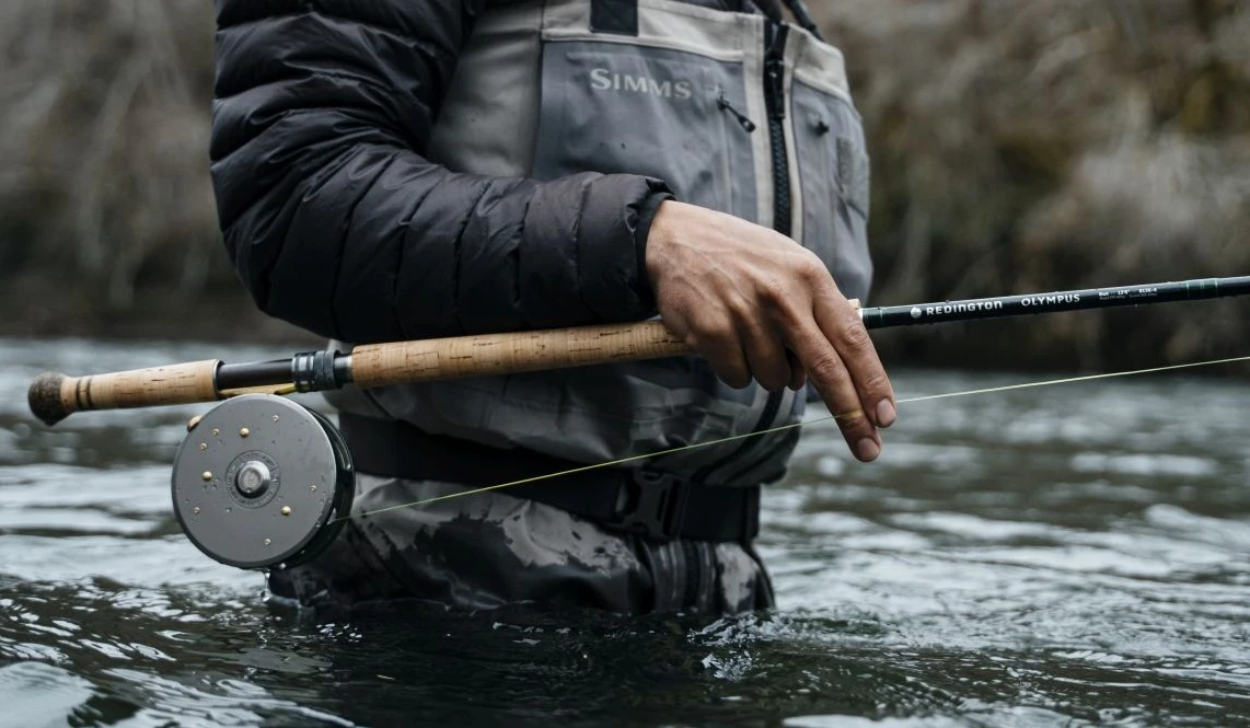 Angler, Fliegenrolle, Rute, Weste?, Wasser