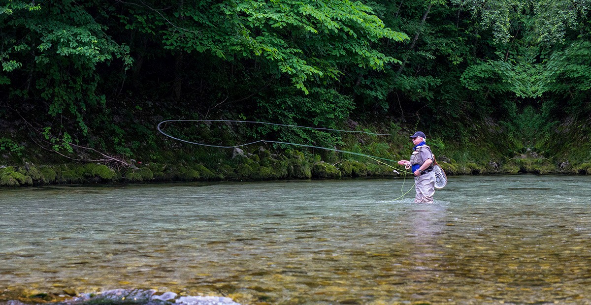 Gerhard Laible beim Fliegenfischen an der Weißen Traun, Foto: R. Raacke Gerhard Laible beim Fliegenfischen an der Weißen Traun