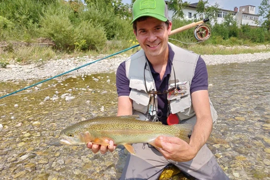 Ralf im Sommer mit einer Regenbogenforelle und Fliegenrute - Deutsche Traun Traunstein Ralf im Sommer mit einer Regenbogenforelle und Fliegenrute - Deutsche Traun Traunstein
