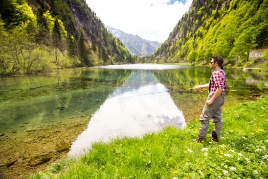 Florian im Frühjahr am Förchensee mit Fliegenrute beim Fliegenfischen Florian im Frühjahr am Förchensee mit Fliegenrute beim Fliegenfischen